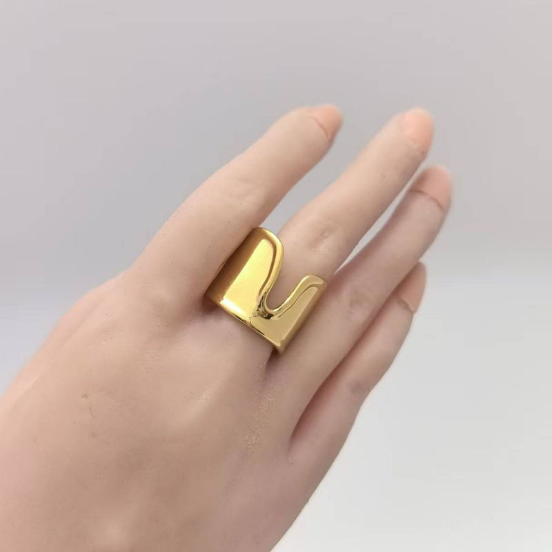 Широкое стальное кольцо с фактурным краем CJR66540