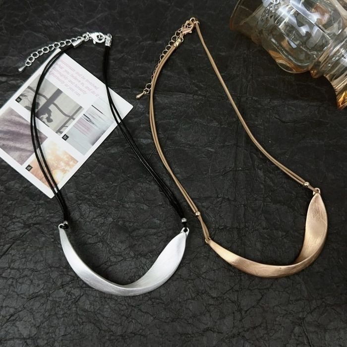 Текстильный чокер с широкой изогнутой металлической пластиной CJL19605