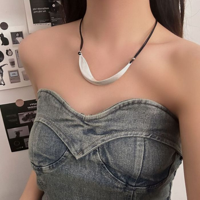 Текстильный чокер с широкой изогнутой металлической пластиной CJL19605