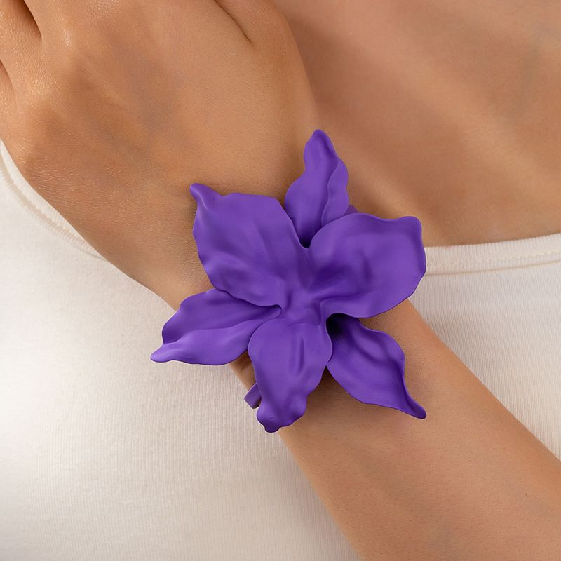 Браслет жесткий разомкнутый в виде крупного цветка CJM14420