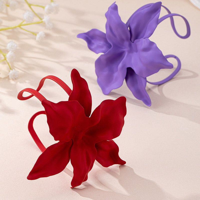 Браслет жесткий разомкнутый в виде крупного цветка CJM14420