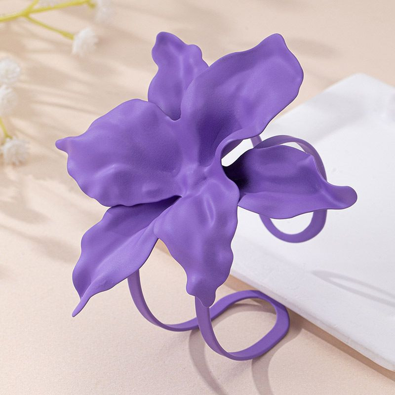 Браслет жесткий разомкнутый в виде крупного цветка CJM14420