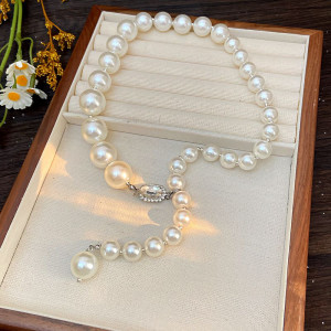 Длинное жемчужное колье-сотуар с декоративным замком CJM18320