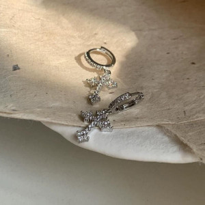 Серебряные серьги с крестом и стразами CJZ41929