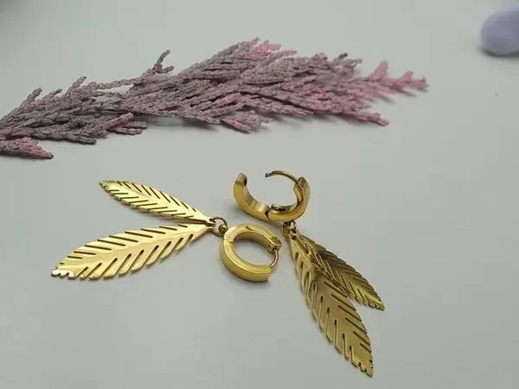 Серьги стальные с напылением золотом листья J10205CJJ