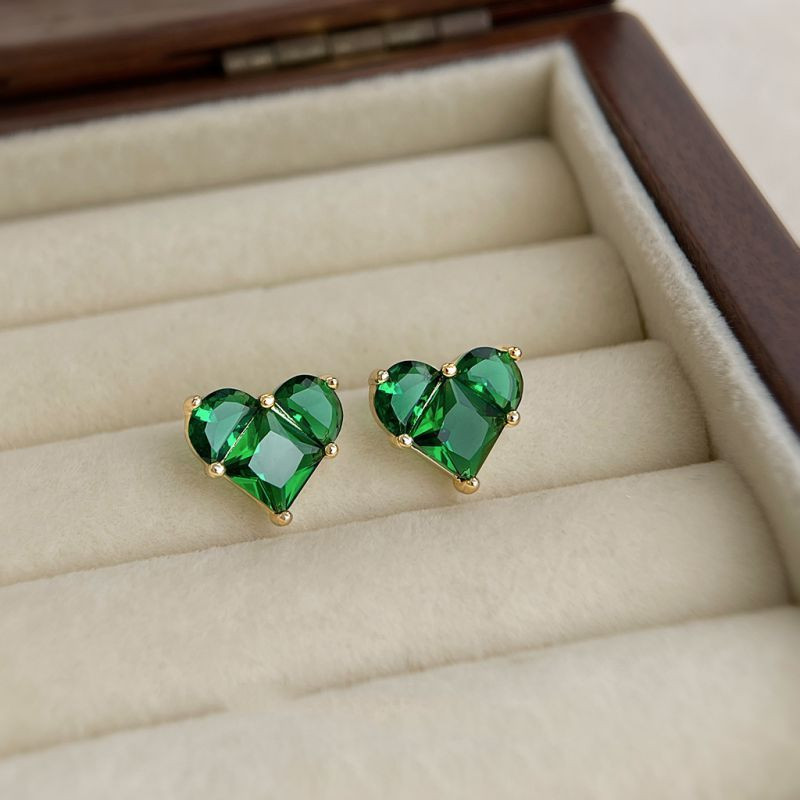 Яркие серьги-пусеты изумрудные сердца CJQ20293