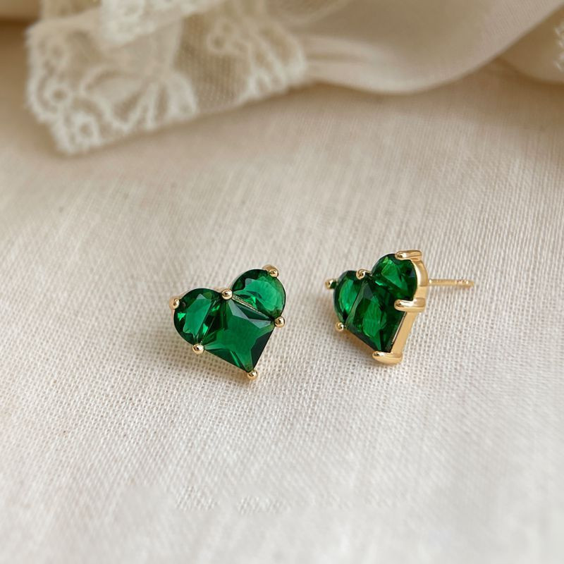 Яркие серьги-пусеты изумрудные сердца CJQ20293