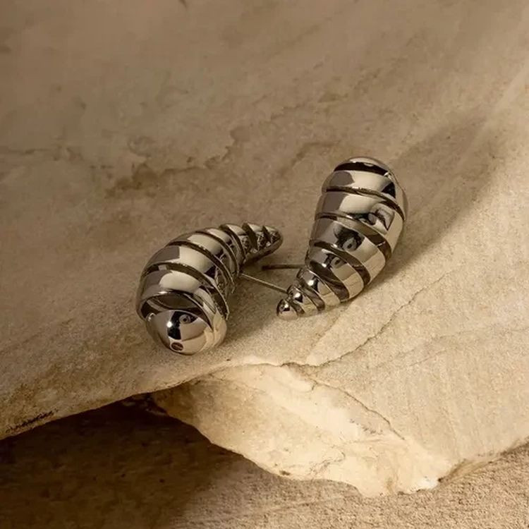 Серьги латунь с напылением платиной шелкопряд J10029CJJ Серьги латунь с напылением платиной шелкопряд J10029CJJ