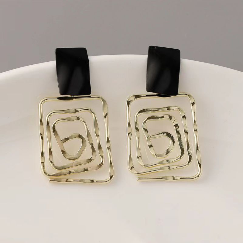 Геометрические серьги пусеты с золотистыми лабиринтами CJL85073