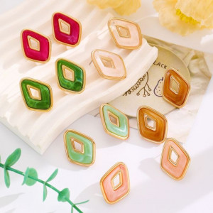 Элегантные серьги-пусеты ромбы с эмалью CJM62425 Элегантные серьги-пусеты ромбы с эмалью CJM62425