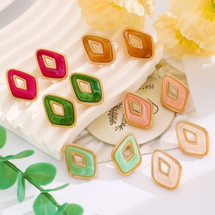 Элегантные серьги-пусеты ромбы с эмалью CJM62425