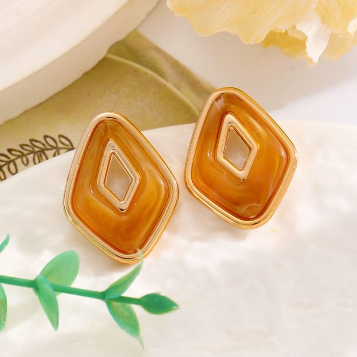 Элегантные серьги-пусеты ромбы с эмалью CJM62425