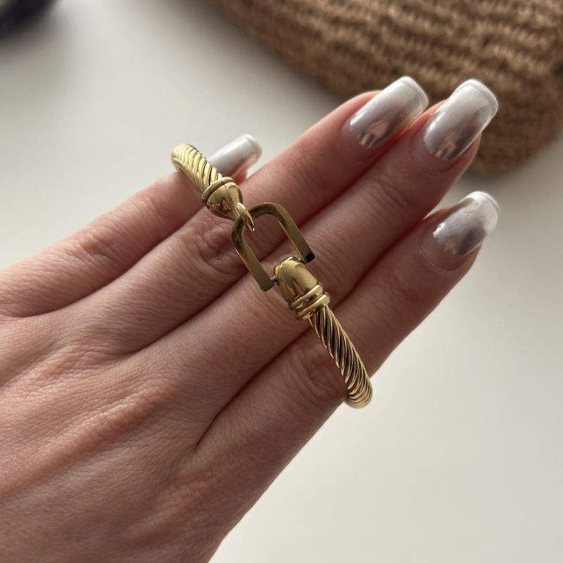 Браслет жесткий золотистый в виде витого жгута CJL16320