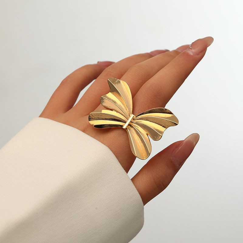 Кольцо в форме крупной бабочки CJL97468