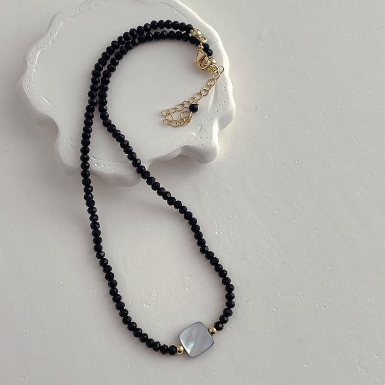 Длинные черные бусы с центральным серебристым диском J11257CJJ Длинные черные бусы с центральным серебристым диском J11257CJJ