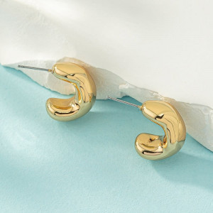 Компактные дутые серьги-полукольца с глянцевым финишем M84779