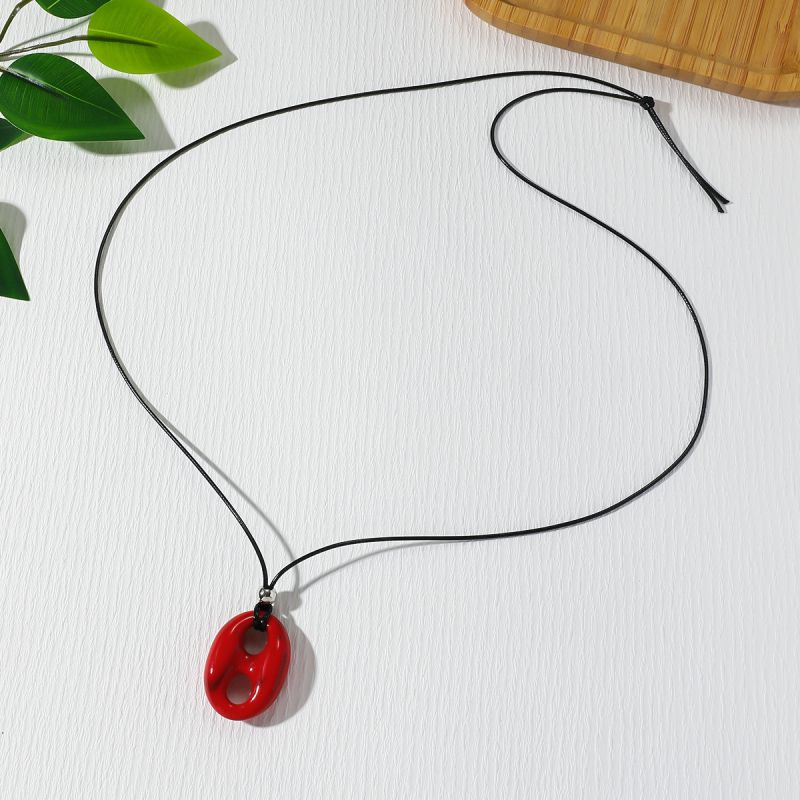 Колье на тонком шнуре с одной крупной янтарной подвеской CJR56945