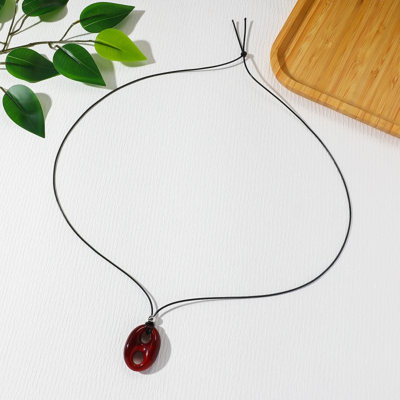 Колье на тонком шнуре с одной крупной янтарной подвеской CJR56945