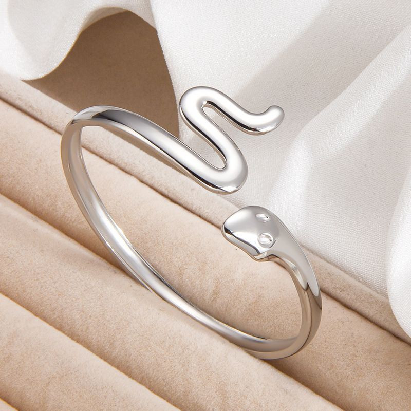 Браслет жесткий разомкнутый в виде стилизованной змеи CJL92935