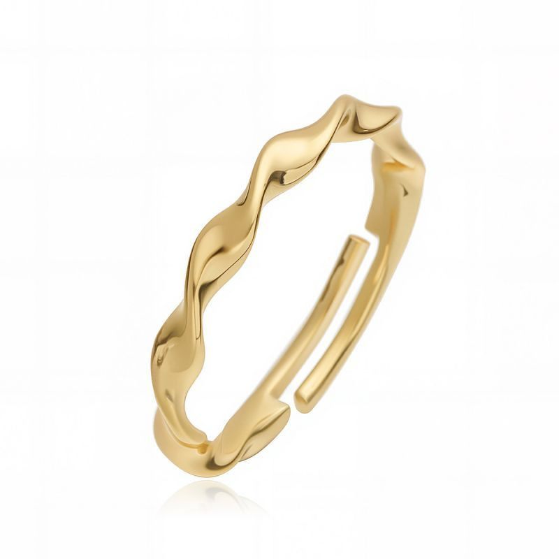 Тонкое кольцо с волнообразным рельефом и золотистым блеском CJL92100