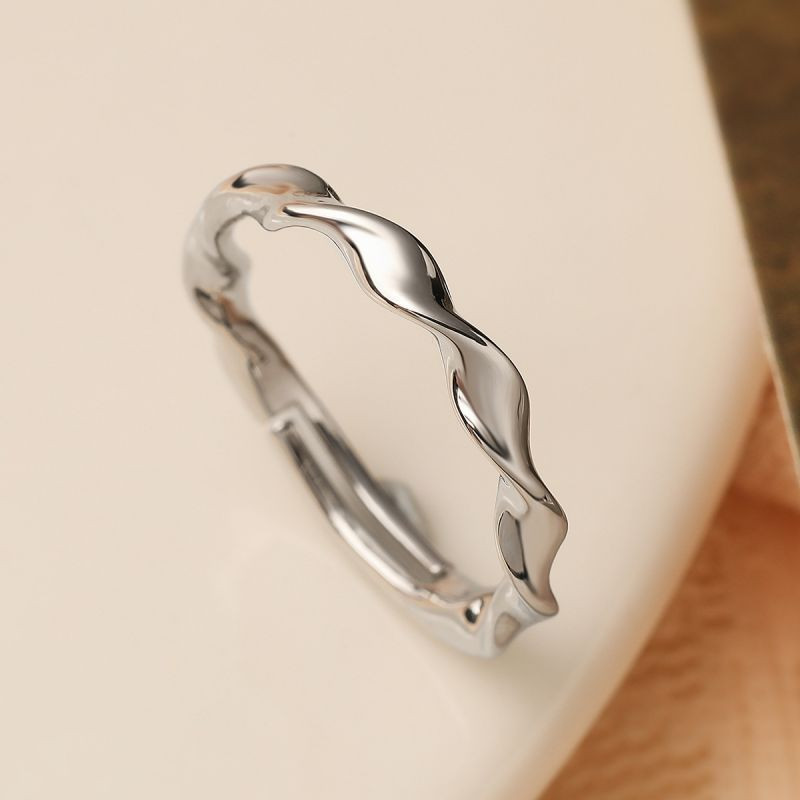 Тонкое кольцо с волнообразным рельефом и золотистым блеском CJL92100