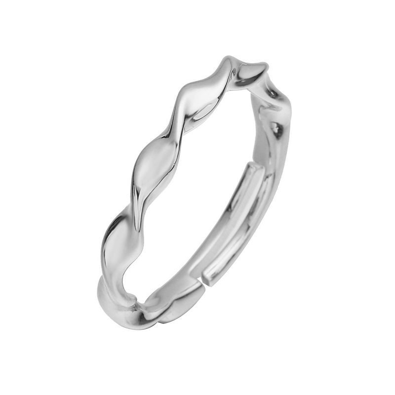 Тонкое кольцо с волнообразным рельефом и золотистым блеском CJL92100