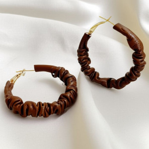 Крупные фактурные серьги-кольца конго с коричневой отделкой 1J11547CJJ