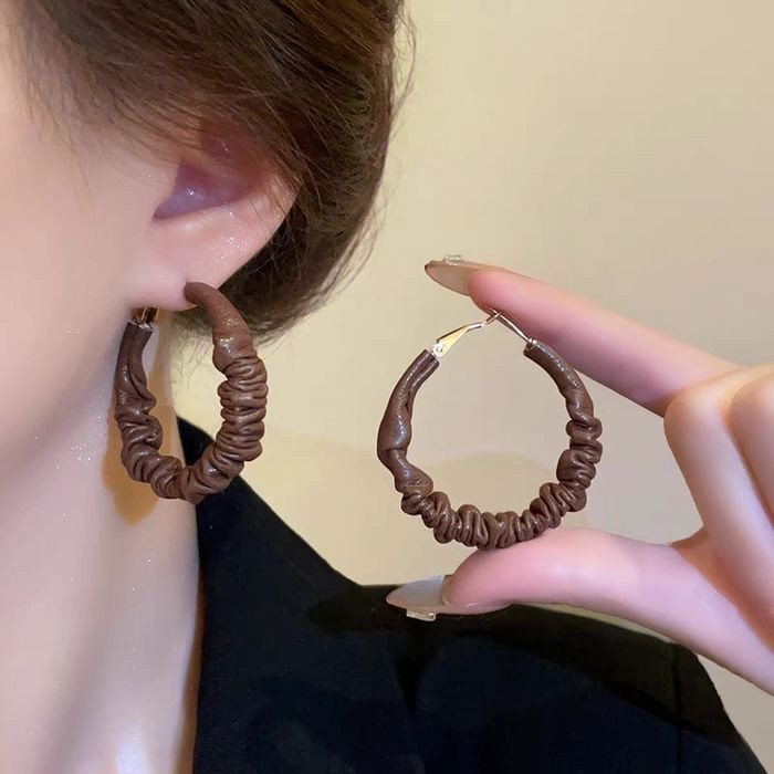 Крупные фактурные серьги-кольца конго с коричневой отделкой 1J11547CJJ