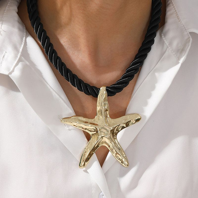 Длинные бусы со шнурком и крупной золотистой звездой CJM18770