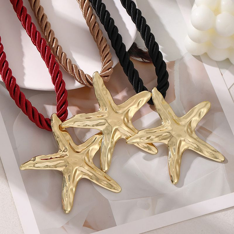 Длинные бусы со шнурком и крупной золотистой звездой CJM18770