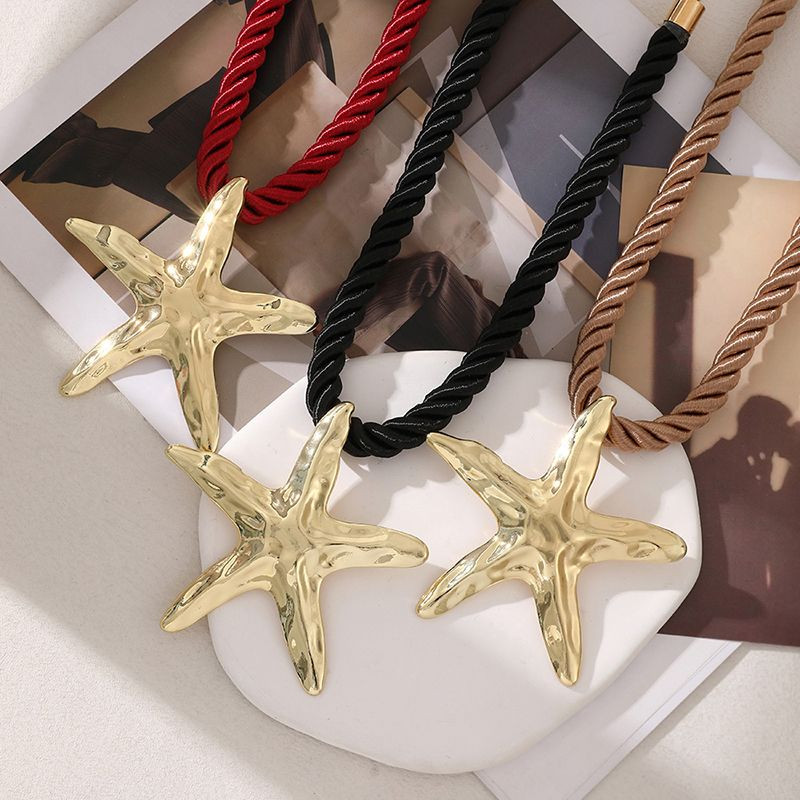 Длинные бусы со шнурком и крупной золотистой звездой CJM18770