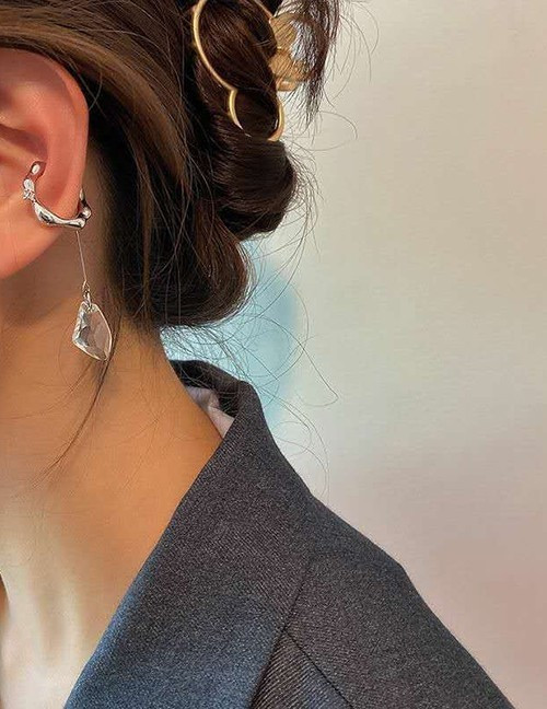 Кафф с каплевидной подвеской L13359 Кафф с каплевидной подвеской L13359