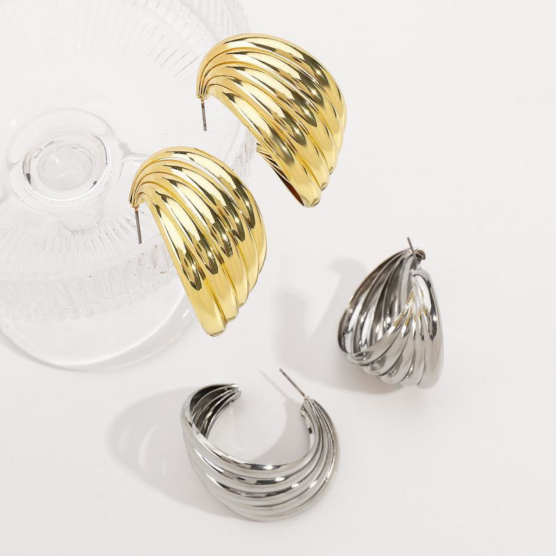 Широкие золотистые серьги-кольца с рельефной фактурой гофре CJH33216