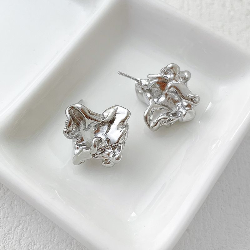 Серебристые серьги-пусеты с фактурой Мятый металл и серебряным гвоздиком 1J11905CJJ