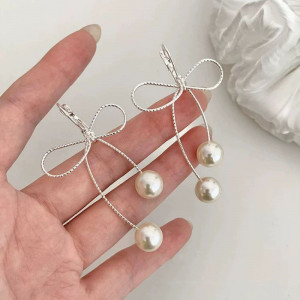 Серебряные серьги с бантом, жемчугом и кисточкой CJZ41930