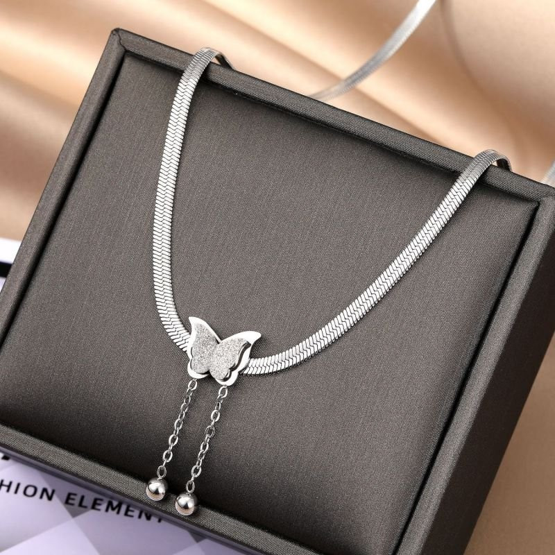 Серебристое колье-змея с ажурной бабочкой CJD81019