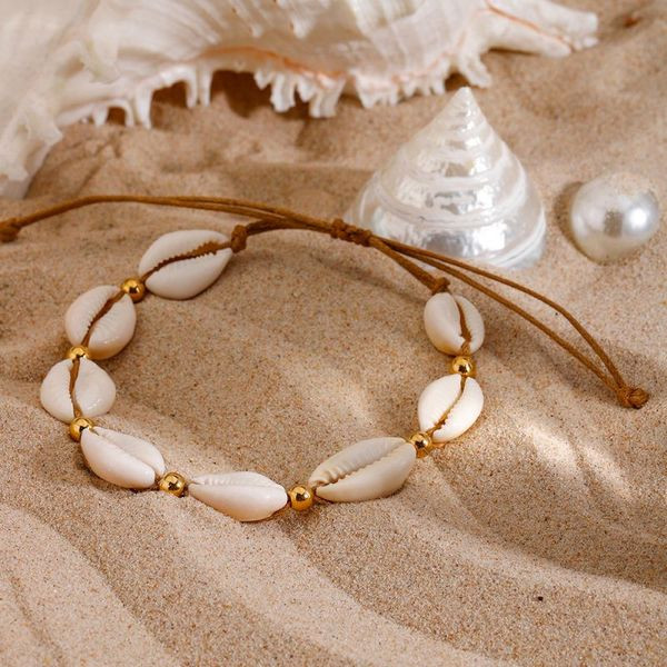 Браслет на нити с натуральными ракушками и золотистыми бусинами CJL40598