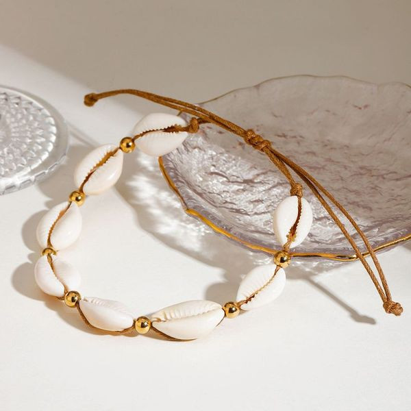 Браслет на нити с натуральными ракушками и золотистыми бусинами CJL40598