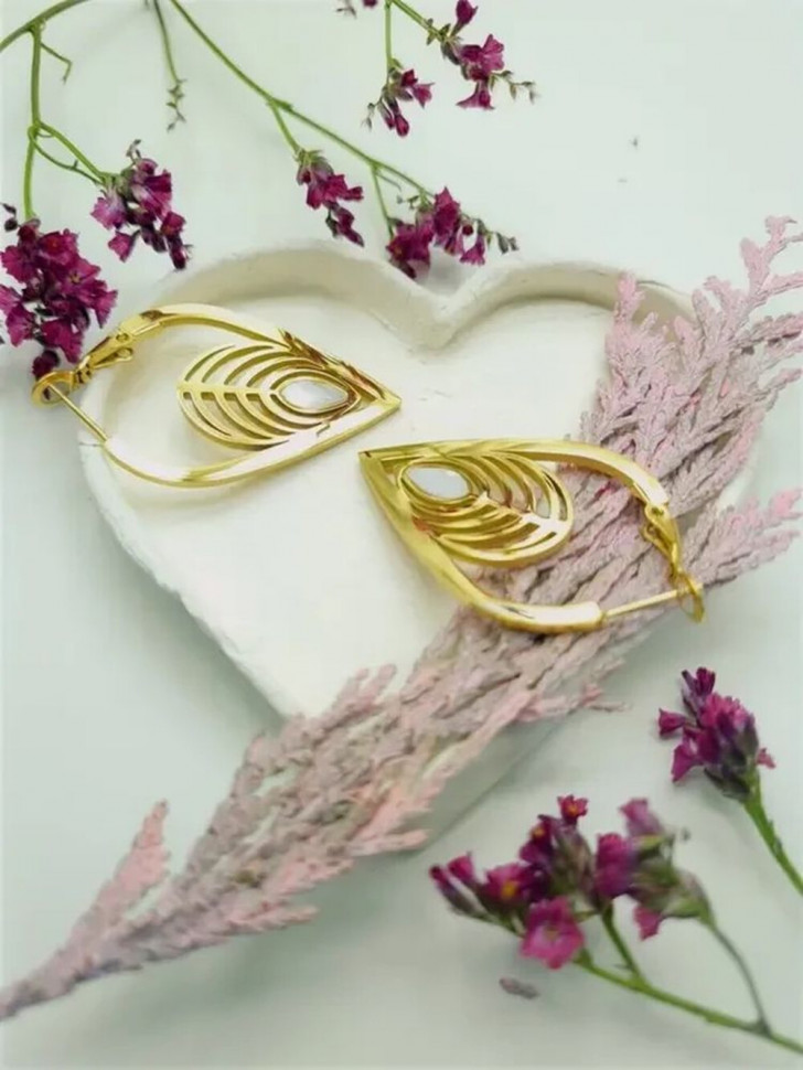 Золотистые серьги-кольца с ажурными подвесками в форме капли J10232CJJ
