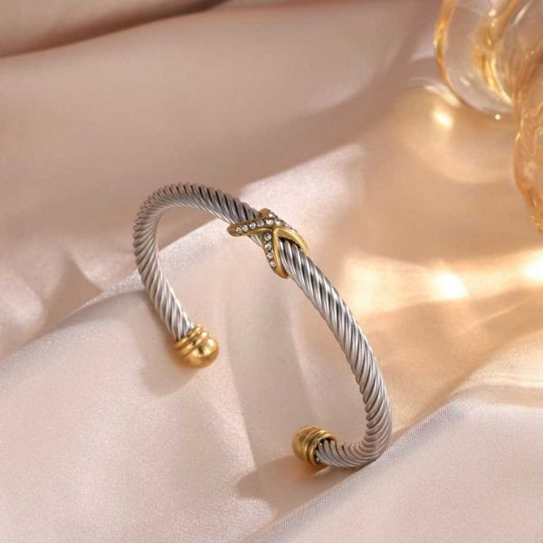 Браслет жесткий плетеный с узлом в серебристом цвете CJL91205