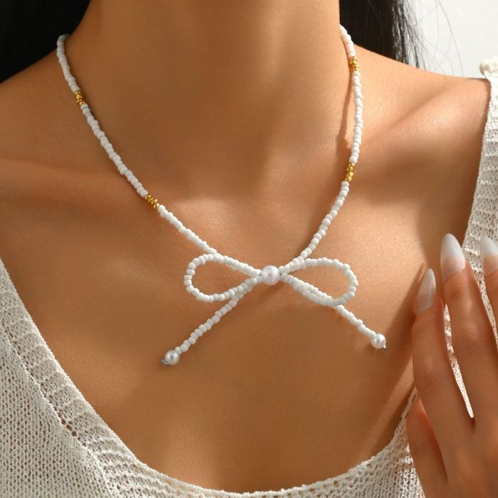 Тонкое колье в форме объемного светлого банта CJM69615