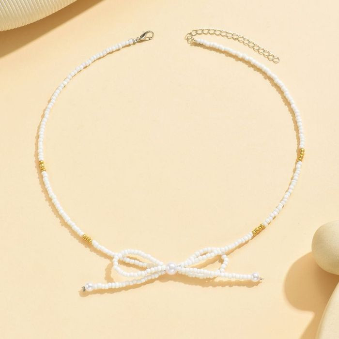 Тонкое колье в форме объемного светлого банта CJM69615