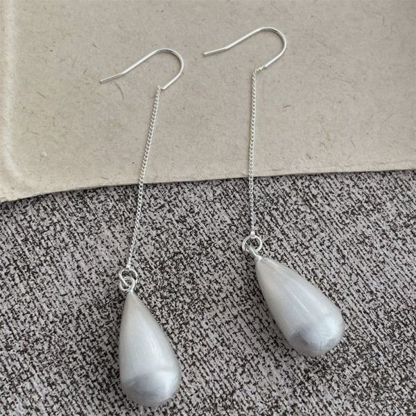 Длинные серьги на петлях с матовыми золотистыми каплями CJL14730