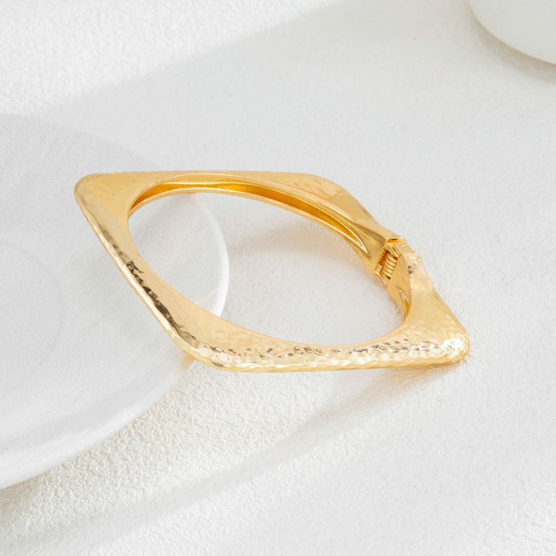 Жесткий браслет CJS98316