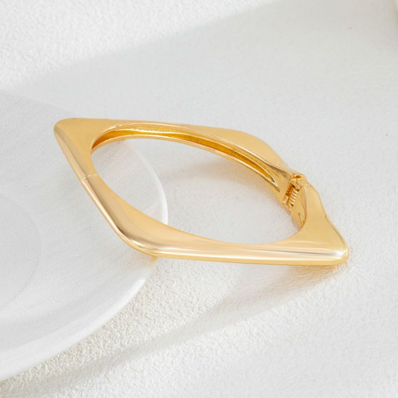 Жесткий браслет CJS98316