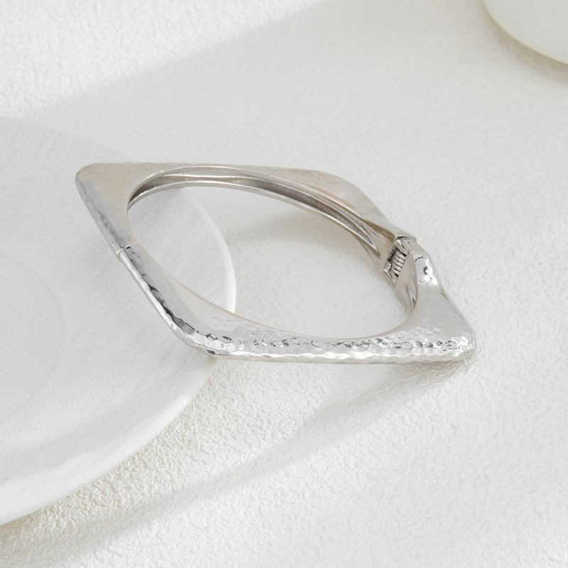 Браслет жесткий квадратной формы тонкий CJS98316