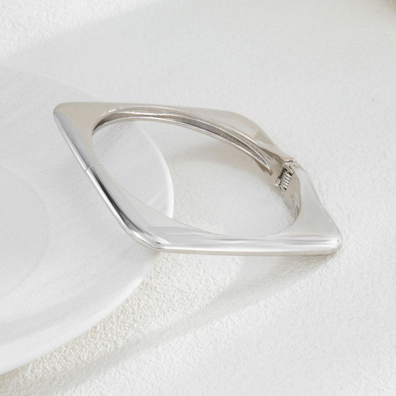 Браслет жесткий квадратной формы тонкий CJS98316