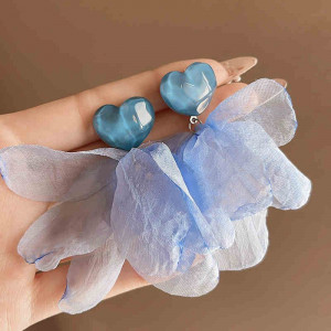 Акцентные серьги пусеты с синими сердцами и шифоновыми лепестками CJN48748