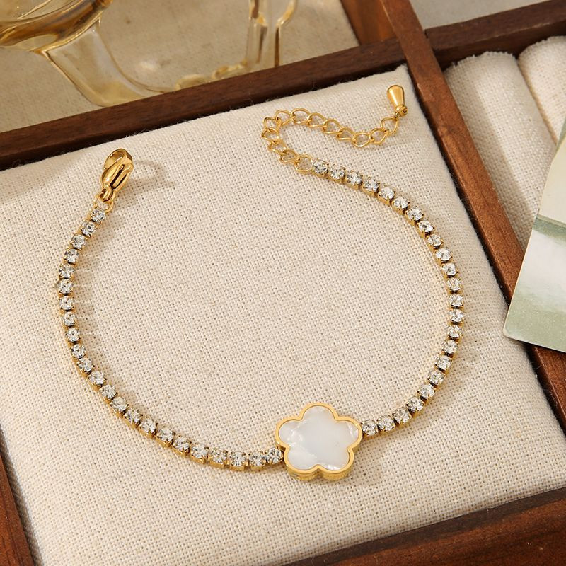 Браслет дорожка с перламутровым клевером в центре CJN36781