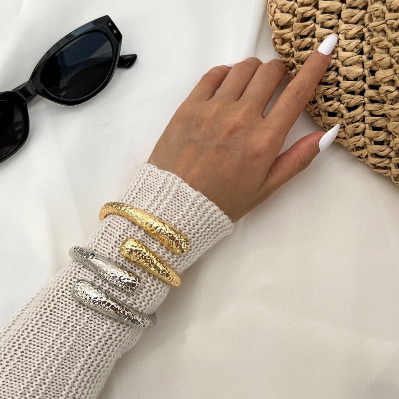 Браслет жесткий спиралевидный в два оборота CJM15255